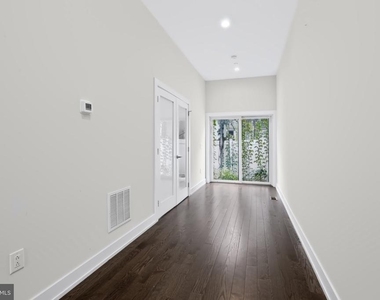 2527 Graduate Square - Photo Thumbnail 3