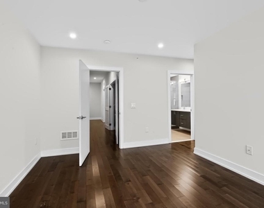 2527 Graduate Square - Photo Thumbnail 29