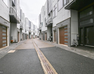 2527 Graduate Square - Photo Thumbnail 42