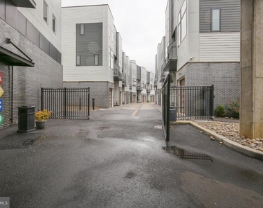 2527 Graduate Square - Photo Thumbnail 44