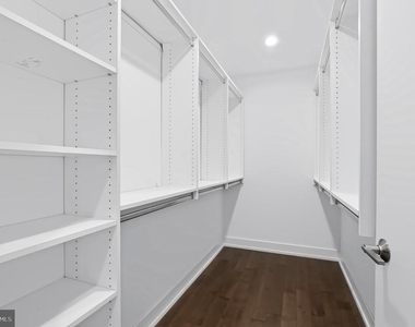 2527 Graduate Square - Photo Thumbnail 32