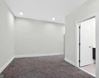 2527 Graduate Square - Photo Thumbnail 39