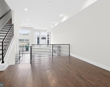 2527 Graduate Square - Photo Thumbnail 15