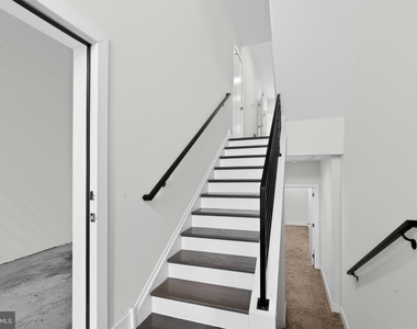 2527 Graduate Square - Photo Thumbnail 1