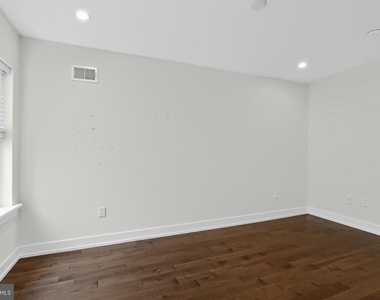 2527 Graduate Square - Photo Thumbnail 23