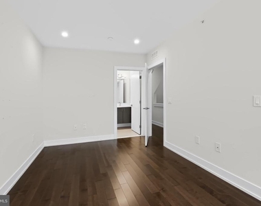 2527 Graduate Square - Photo Thumbnail 22