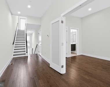 2527 Graduate Square - Photo Thumbnail 4
