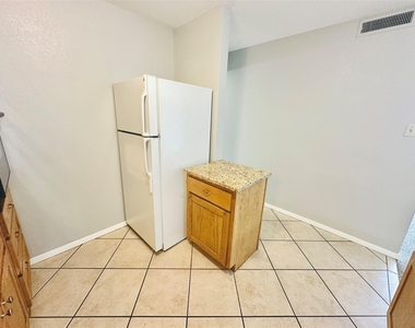 601 W 11th St - Photo Thumbnail 2
