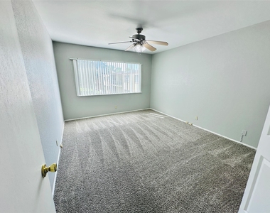 601 W 11th St - Photo Thumbnail 11