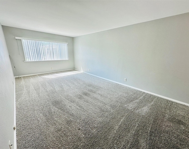 601 W 11th St - Photo Thumbnail 5