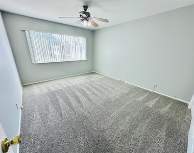 601 W 11th St - Photo Thumbnail 8