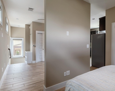 701 Josephine St - Photo Thumbnail 7