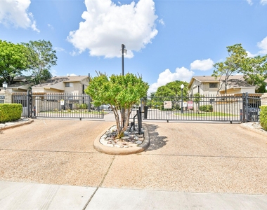 8400 Jamestown Dr - Photo Thumbnail 11