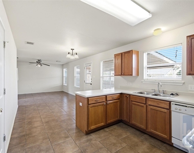 226 Wegstrom St - Photo Thumbnail 4