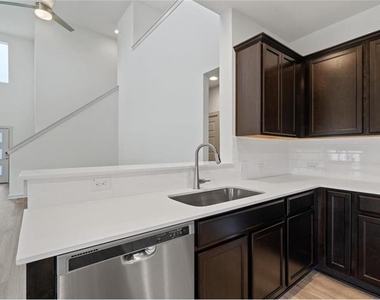 10006 Baden Ln - Photo Thumbnail 7