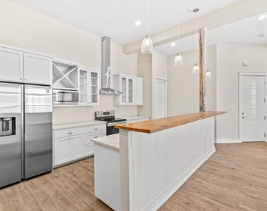 104 E 2nd St - Photo Thumbnail 10