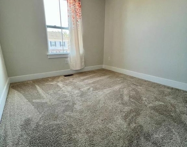 806 806 Pecan Road - Photo Thumbnail 9