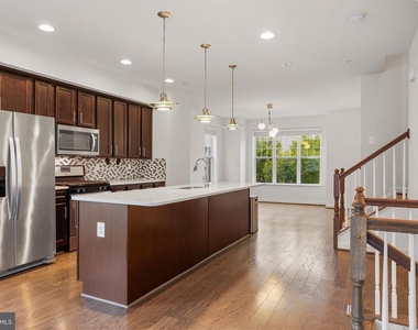 9811 Wood Glen Terrace - Photo Thumbnail 7