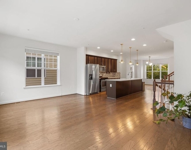 9811 Wood Glen Terrace - Photo Thumbnail 8