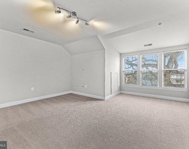 224 N Summit Avenue - Photo Thumbnail 30