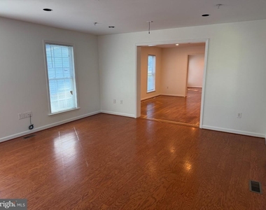 712 Hollywood Avenue - Photo Thumbnail 6