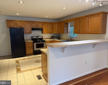 712 Hollywood Avenue - Photo Thumbnail 15