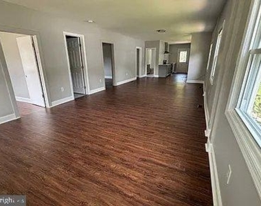 9940 Naylor Avenue - Photo Thumbnail 1