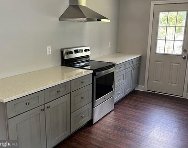 9940 Naylor Avenue - Photo Thumbnail 3