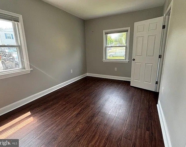 9940 Naylor Avenue - Photo Thumbnail 5