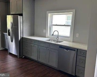 9940 Naylor Avenue - Photo Thumbnail 2