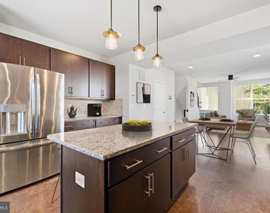 1474 Trafalgar Lane - Photo Thumbnail 4