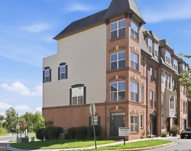 1474 Trafalgar Lane - Photo Thumbnail 1