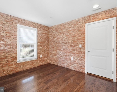 1474 Trafalgar Lane - Photo Thumbnail 14
