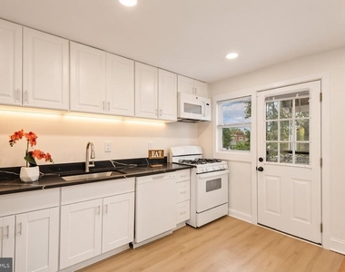 1403 Dartmouth Avenue - Photo Thumbnail 8