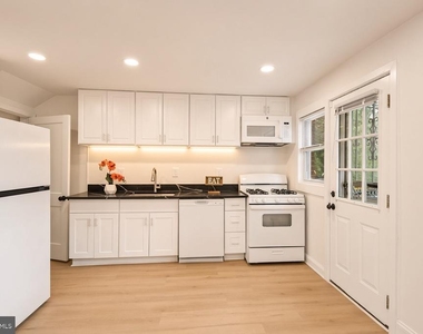 1403 Dartmouth Avenue - Photo Thumbnail 9