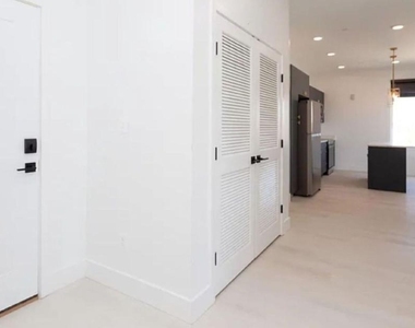 520 S Caroline Street - Photo Thumbnail 3