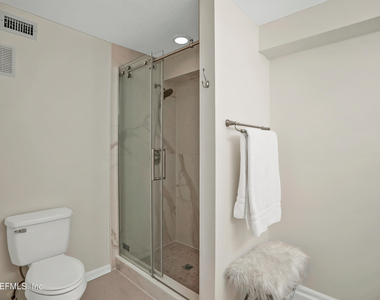 13715 Richmond Park Drive N - Photo Thumbnail 19