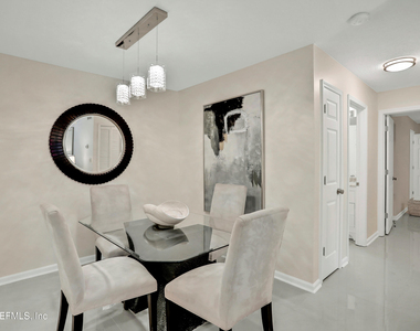 13715 Richmond Park Drive N - Photo Thumbnail 5