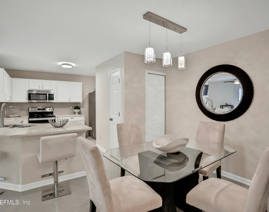 13715 Richmond Park Drive N - Photo Thumbnail 6