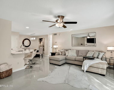 13715 Richmond Park Drive N - Photo Thumbnail 3