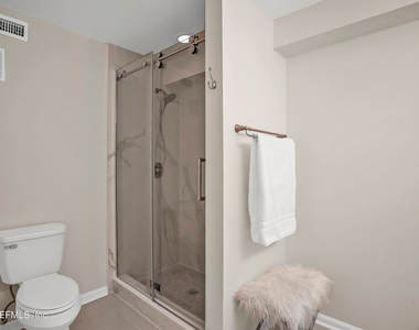 13715 Richmond Park Drive N - Photo Thumbnail 20