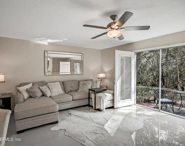 13715 Richmond Park Drive N - Photo Thumbnail 4