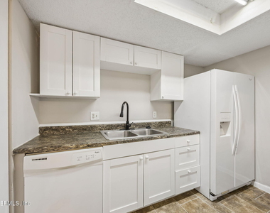 8745 Whispering Pines Drive - Photo Thumbnail 10