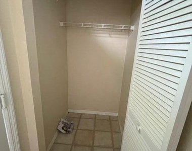 13703 Richmond Park Drive N - Photo Thumbnail 25