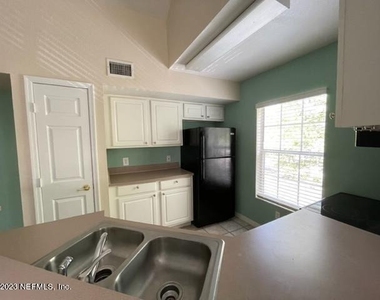 13703 Richmond Park Drive N - Photo Thumbnail 7