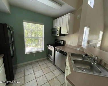 13703 Richmond Park Drive N - Photo Thumbnail 6