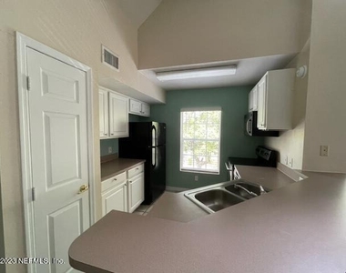 13703 Richmond Park Drive N - Photo Thumbnail 5