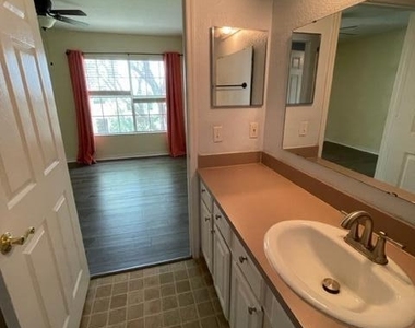 13703 Richmond Park Drive N - Photo Thumbnail 17