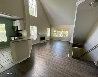 13703 Richmond Park Drive N - Photo Thumbnail 9