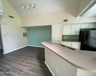 13703 Richmond Park Drive N - Photo Thumbnail 8